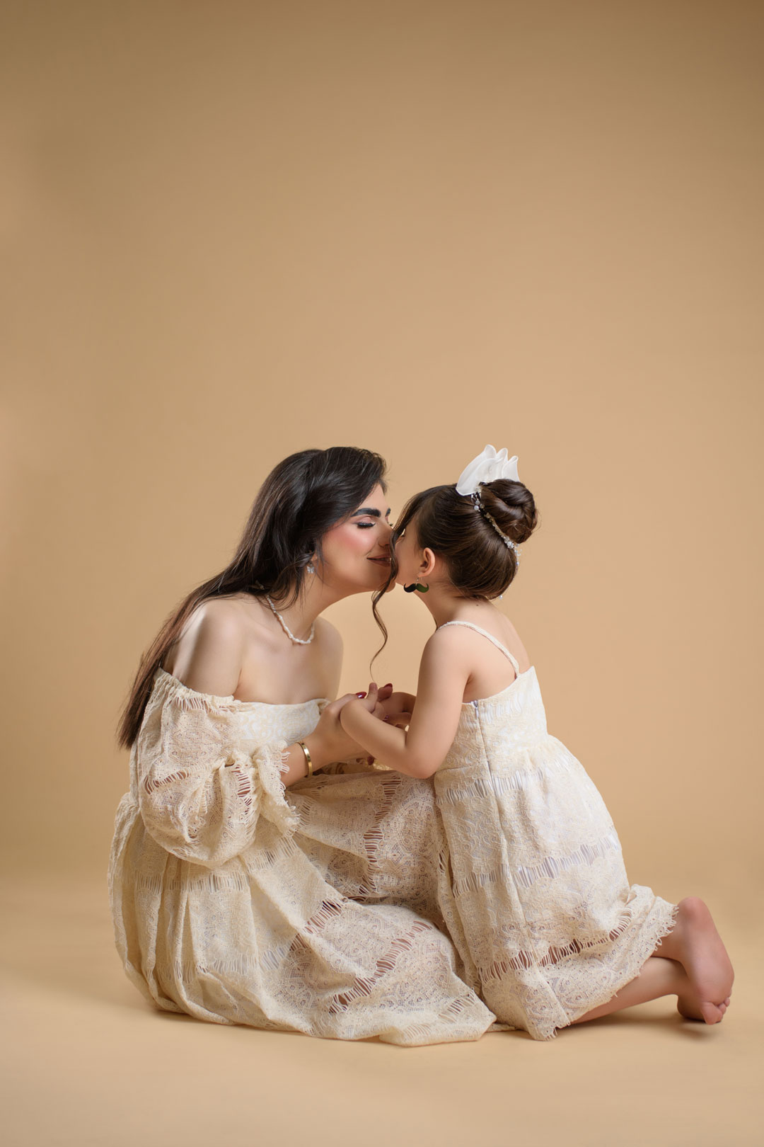 پرتره خانوادگی مشهد در فضای ساده و روشن - آتلیه کودک نویسا