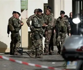 Des militaires devant le siège du Parti Républicain Ouainais