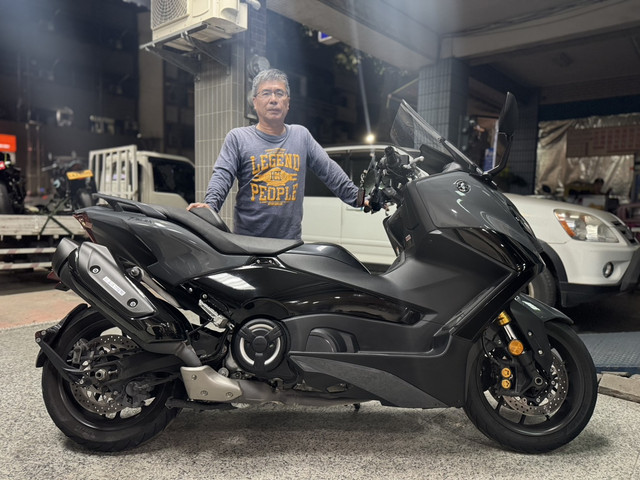 TMAX560-1