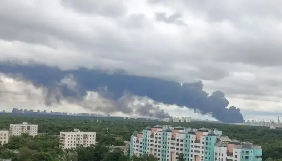 Noapte de foc în Volgograd: Rafinărie Lukoil și depozit Wildberries, lovite de drone
