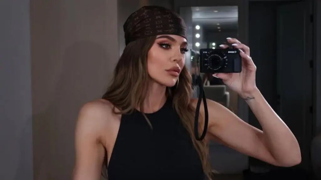 Khloé Kardashian uimește într-o rochie mini cu decolteu generos