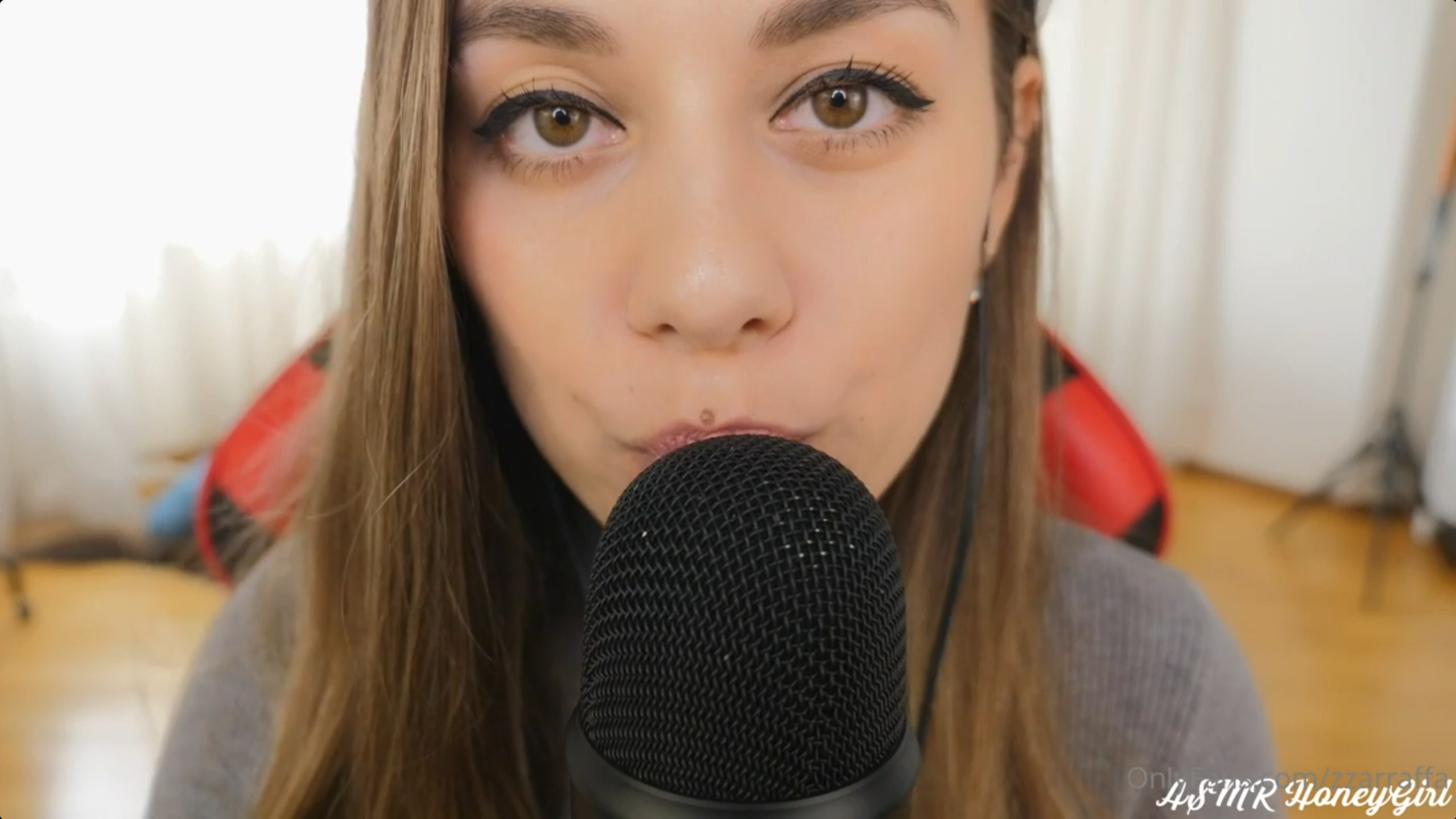 BlueYeti Licking [ HoneyGirl ]
