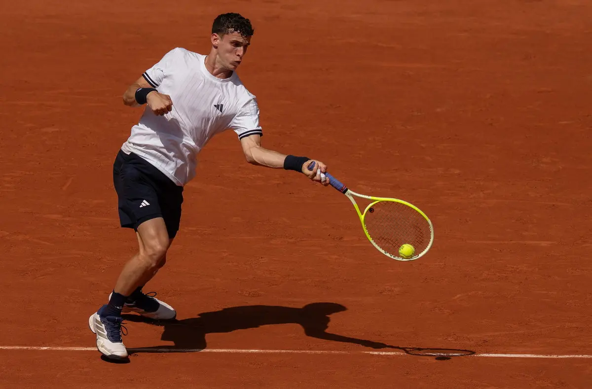 Argentine Outsider Stuns Jannik Sinner in French Open Upset