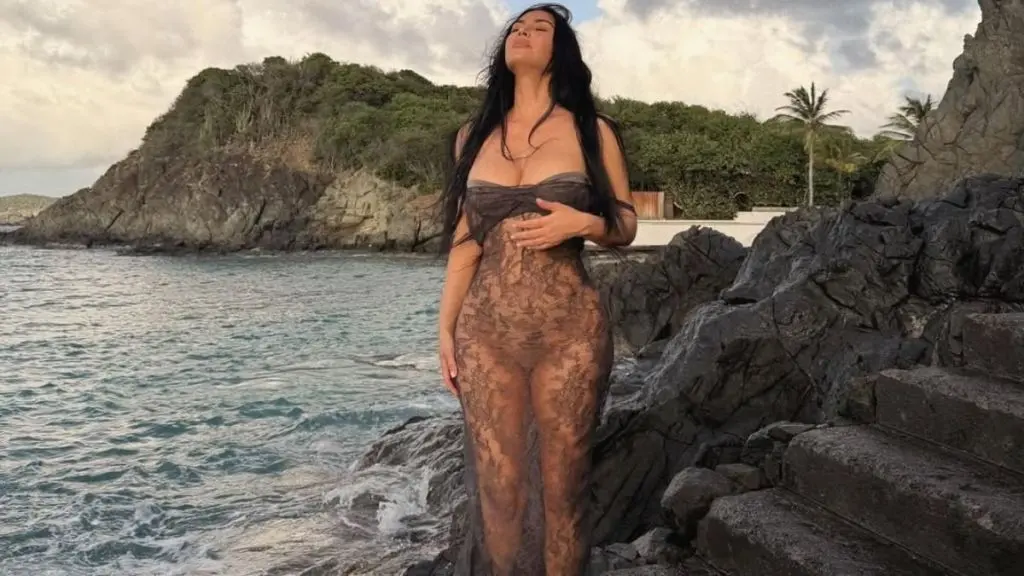 Kim Kardashian uimește cu părul blond și stil Gucci