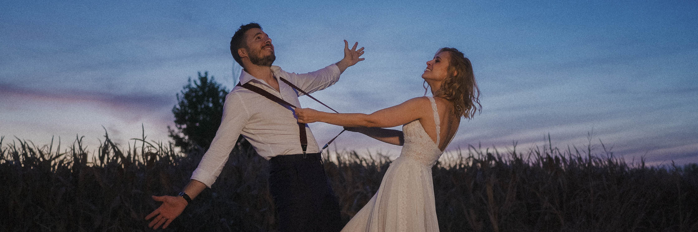 María y Jesús durante su postboda en Madrid al atardecer en un campo rodeado de naturaleza