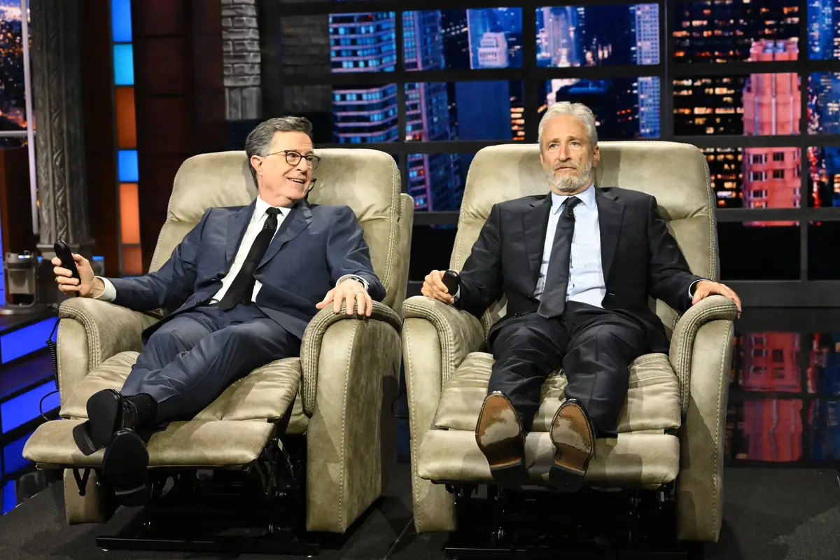 Jon Stewart aduce un omagiu emoționant lui Colbert