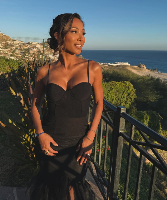 Hello-Janey-Wallpapers-Insta-Fit-Bio-2.jpg