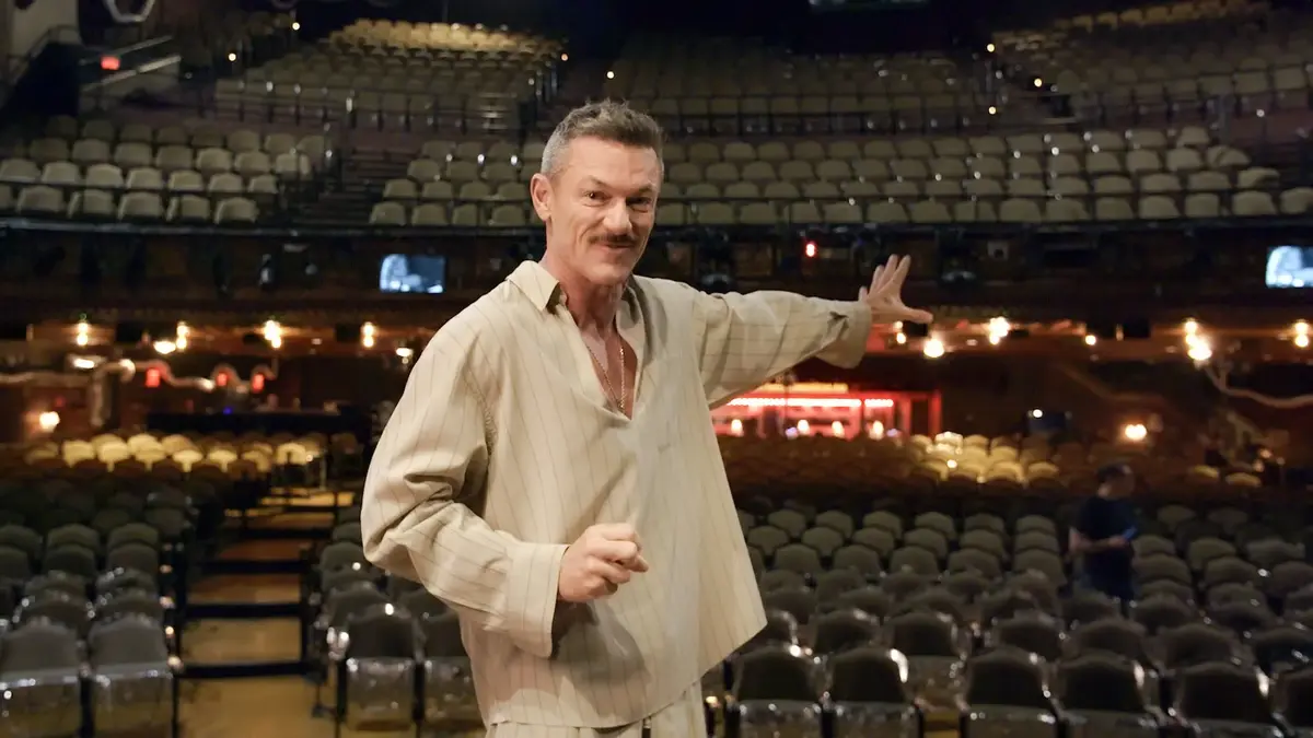 O zi cu Luke Evans: De la Chelsea la scenă