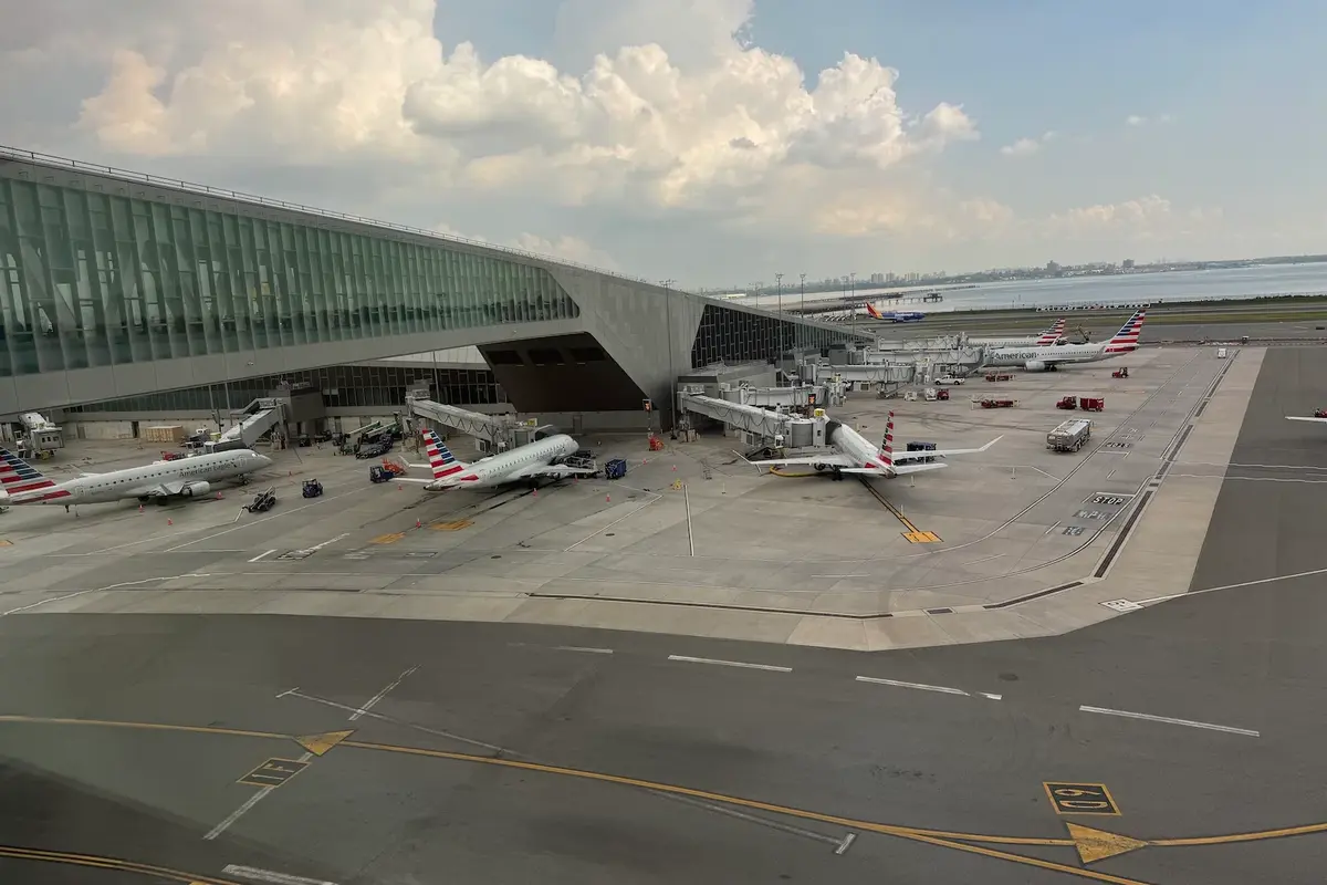 Spirit Airlines' LaGuardia Slot Auction Sparks Dispute with Port Authority