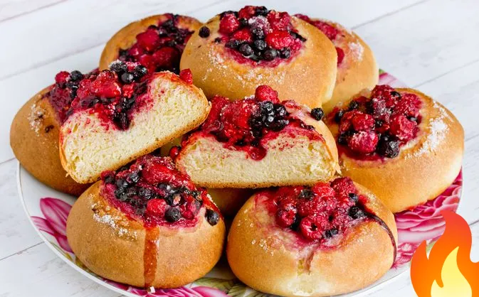 Фото Ватрушки с малиной и черникой, из дрожжевого теста на кефире