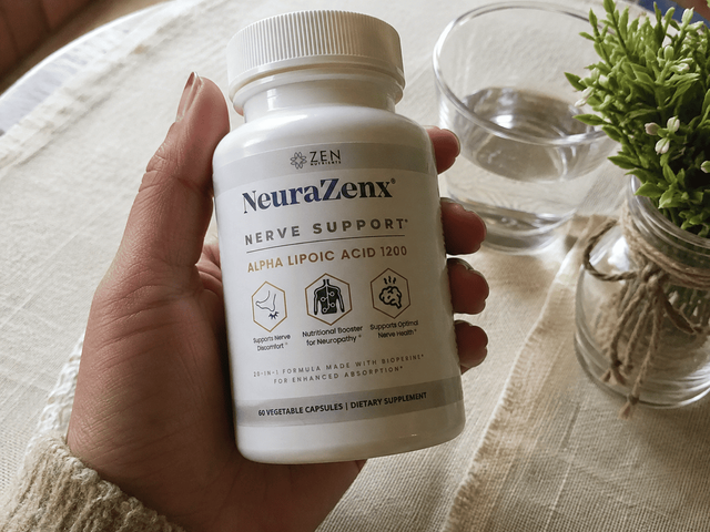 Frasco NeuraZenx de 60 cápsulas junto a un vaso con agua