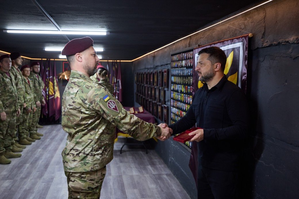 Президент вручив орден «Золота Зірка» командиру 95-ї бригади полковнику Руслану Маришеву та ордени військовим бригади