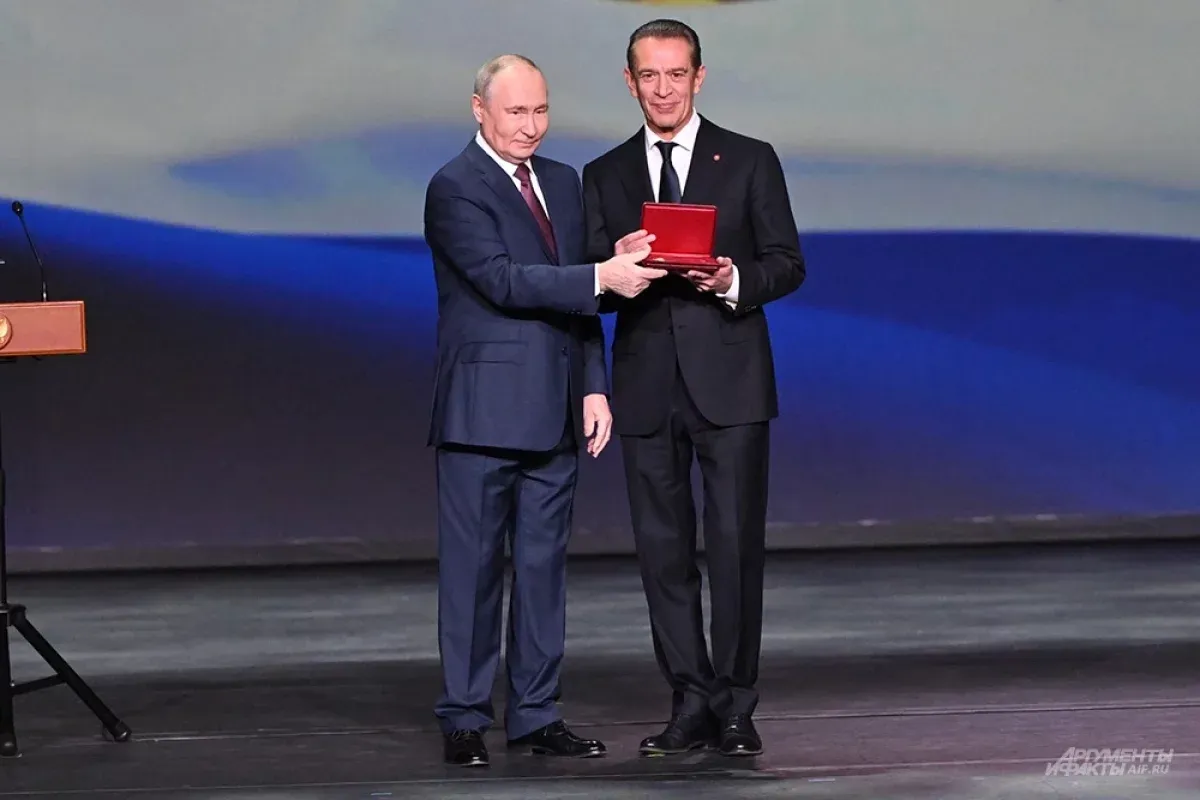 Российский лидер передал памятный театральный знак в музейную экспозицию