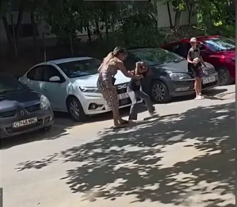 Mamă din Constanța acuzată de abuz după un scandal public cu fiica ei de 8 ani