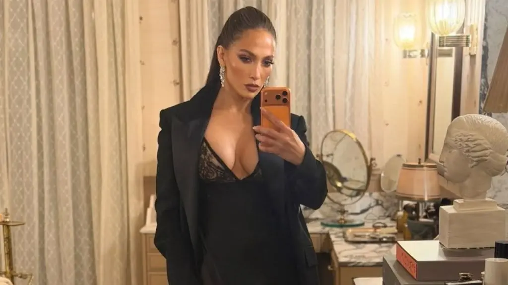 Jennifer Lopez fure spectacolul în costum de corp