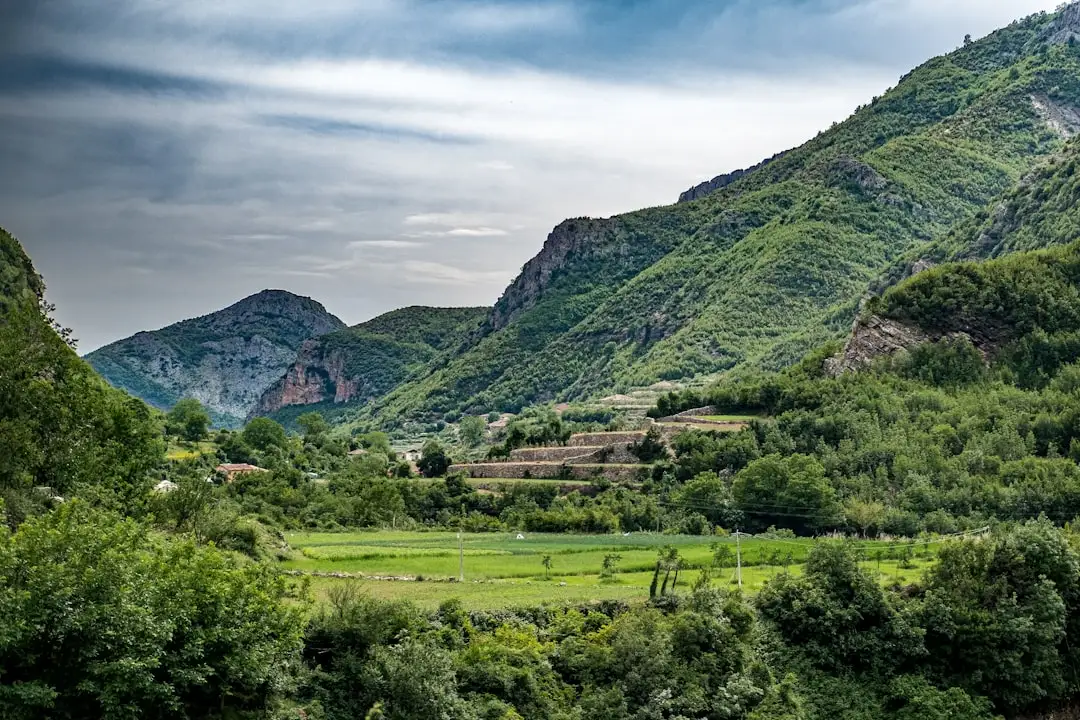 Valea Morții: Unde te cazezi pentru o aventură memorabilă?
