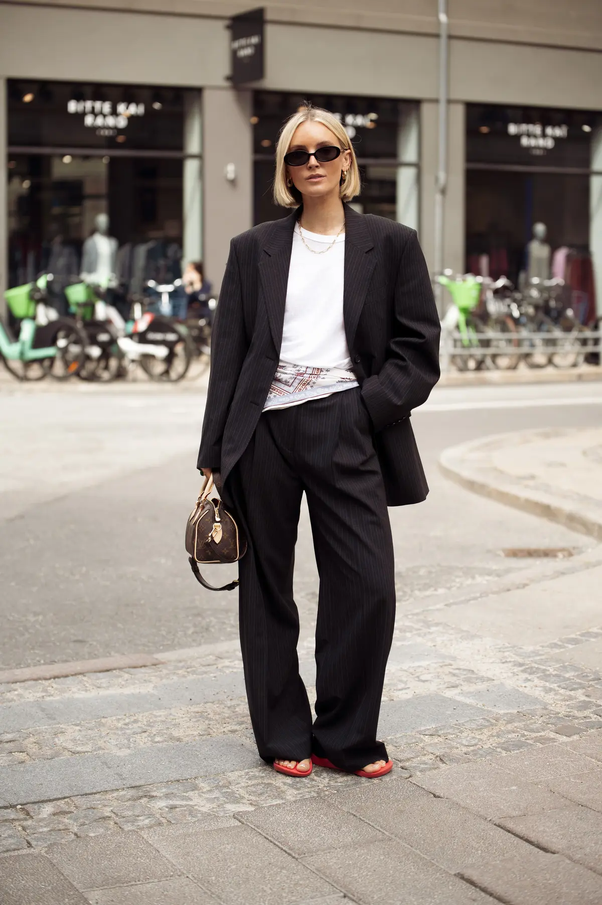 Black Pants: Outfit Ideas for Any Occasion