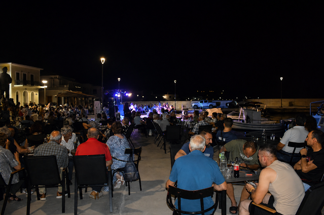 ΕΝΑ ΞΕΧΩΡΙΣΤΟ «ΤΑΞΙΔΙ» ΔΙΠΛΑ ΣΤΗ ΘΑΛΑΣΣΑ ΣΤΟΝ ΛΙΜΕΝΑ ΚΑΡΔΑΜΥΛΩΝ  