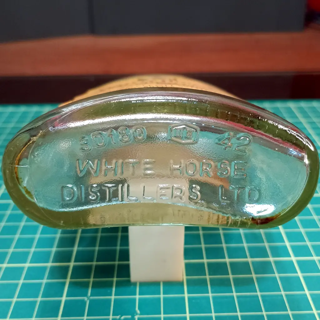 Garrafa de Bolso Vintage White Horse Fine Old Scotch Whisky Vazia. - Foto 3