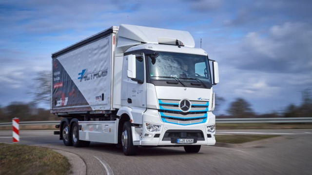 Полностью электрический Mercedes-Benz eActros проходит эксплуатационные испытания в Европе

Старт серийного производства 25-тонных большегрузов, работающих на аккумуляторах, запланирован компанией «Даймлер» на 2021 год

Экологически чистый, работающий на электрических аккумуляторах Mercedes-Benz eActros проходит эксплуатационные испытания на юге Германии. 25-тонный грузовик с дальностью пробега до 200 км в день курсирует между подразделением завода «Мерседес-Бенц Гаггенау» в Раштатте и складом логистического оператора «Логистик Шмитт» в Отигхайме, расположенными в 7 км друг от друга. Ежедневный пробег составляет около 168 км, автомобиль осуществляет перевозки 12 часов в сутки.

Следующим шагом в испытании eActros станут сравнительные заезды с грузовиками пилотного проекта по исследованию гибридных грузовых автомобилей на электрическом приводе от навесной линии электропередачи - eWayBW.

Штефан Бухнер, глава грузового подразделения Mercedes-Benz: «Сейчас Mercedes-Benz eActros находится в активной тестовой эксплуатации у наших клиентов в Германии и Швейцарии, где он проехал уже десятки тысяч километров. Даже с полной загрузкой, в жару и в холод eActros успешно выполняет свои ежедневные задачи. Это позволяет нам прогнозировать начало серийного производства экологически чистых автомобилей большой грузоподъемности в 2021 году.

Мы рады, что вместе с «Логистик Шмитт» можем продолжать испытания eActros. Полученные результаты будут использованы в сравнительных заездах, запланированных в рамках проекта eWayBW. Первые положительные отзывы «Логистик Шмитт» придают нам уверенности в успехе».

Райнер Шмитт, управляющий партнер «Логистик Шмитт»: «Будучи прогрессивной компанией, мы хотим внести вклад в развитие логистической отрасли в части эксплуатации безопасных для окружающей среды грузовых автомобилей. Mercedes-Benz eActros позволяет нам осуществлять перевозки с гораздо меньшим уровнем шума и без вреда для окружающей среды. При этом машины абсолютно мобильны и независимы от линий электропередач. Эксплуатационные испытания показали, что eActros прекрасно подходит для нашего бизнеса: он надежный, всегда «готов к бою», а его запаса хода полностью хватает для наших ежедневных маршрутов. Сейчас eActros перевозит грузы массой 12 тонн и ежедневно проводит в пути 12 часов.

Перед началом эксплуатации eActros наши водители прошли комплексную подготовку и получили подробные инструкции по работе с электрическими грузовиками. Mercedes-Benz eActros заряжается от мобильной зарядной станции на нашем складе между рейсами, пока идет погрузка и выгрузка».

Чтобы понять эффективность и конкурентоспособность eActros, усовершенствованная версия автомобиля с повышенной полезной грузоподъемностью и увеличенным диапазоном хода пройдет сравнение с грузовиками, работающими от подвесной линии электропередачи, в рамках проекта eWayBW.

Также будет проведено сравнение электрических грузовиков с Mercedes-Benz Actros на дизельном топливе. Все автомобили проедут по одному маршруту, а испытание позволит сравнить потребление энергии электрическими грузовиками, один из которых работает на электрических аккумуляторах (Mercedes-Benz eActros), другой — от контактного провода, с расходом топлива дизельного большегрузного автомобиля (Mercedes-Benz Actros).

В настоящее время по европейским дорогам в тестовом режиме ездят 18 электрических грузовиков Mercedes-Benz eActros массой 25 тонн. Получаемые в ходе испытаний данные сразу же используются в доработке eActros. Тестирование и усовершенствование модели планируется осуществлять вплоть до момента, пока автомобиль не будет готов к серийному производству.

В основе полностью электрического Mercedes-Benz eActros — рама грузовика Actros. Однако значительная часть компонентов создана специально для этого автомобиля. Привод обеспечивают два электромотора мощностью 126 кВт каждый с крутящим моментом до 485 Нм. Кроме того, используемое передаточное число коробки передач приводит к тому, что на каждом колесе это значение достигает 11 000 Нм. Таким образом, по мощности привода автомобиль не уступает традиционному грузовику. Литий-ионные аккумуляторы мощностью 240 кВт обеспечивают eActros необходимым количеством энергии. Они способны полностью зарядиться всего за два часа при доступной выходной мощности зарядного устройства в 150 кВт.