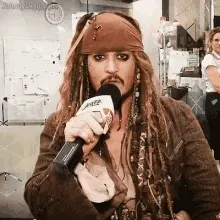 VERT pirate au micro.webp