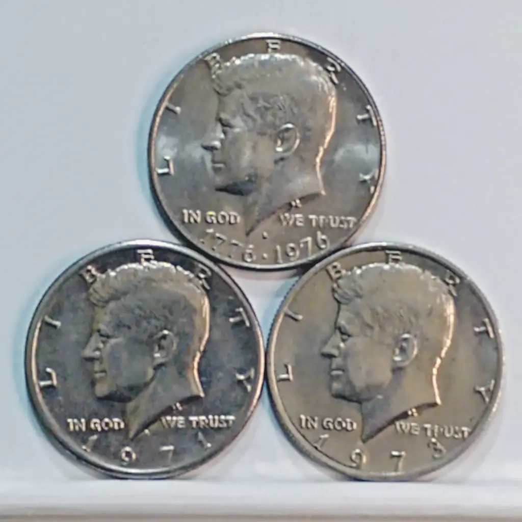 Conjunto com 3 Moedas de Meio Dólar dos Estados Unidos 1971 1973 e 1976 MBC - Foto 2