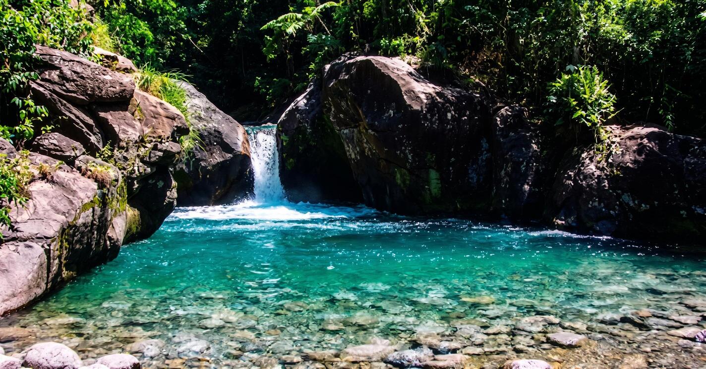 Cidade tranquila cercada por montanhas