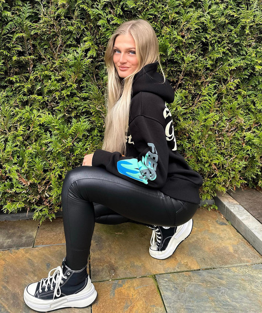 Amy-Roodbol-Wallpapers-Insta-Fit-Bio-16.jpg