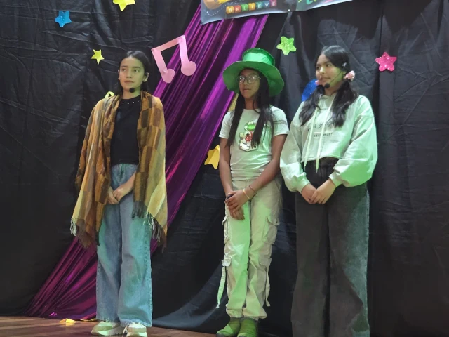 Estudiantes participando en una presentación artística