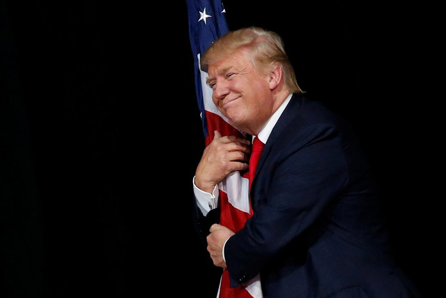 https://i.ibb.co/2NW1925/Trump-flag-hug-florida-2016.jpg