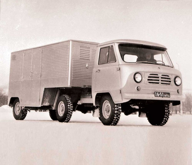 УАЗ-452П был выпущен мелкой опытной партией, в промежутке – с 1962 по 1963 год.Опытный образец этого УАЗа представлял из себя седельный тягач, базовым аналогом которого послужил УАЗ-452Д. Тягач использовали в паре с полуприцепом собственной конструкции – УАЗ-752, оснащенным изотермическим фургоном.Вместо бортового кузова на раме автомобиля были смонтированы кронштейн для запасного колеса и надрамник с седельно-сцепным устройством.Заводские испытания машин с полуприцепами проводились в период 15 января – 09 июня 1962 года. Наработка каждого автопоезда составила около 4000 км.Государственные испытания тягачей УАЗ-452П с полуприцепами проводились в Москве в период с 20 июля 1962 года до 20 января 1963 года.Легкий грузовик был оборудован цилиндром управления тормозной системой полуприцепа, обеспечивающим герметичность гидравлической системы при сцепке/расцепке фургона к тягачу.Машину планировали для перевозки 52 лотков со свежим хлебом.На выставке "Автопром-73", проходившей в московском парке Сокольники, одна из восточноевропейских фирм представила свой вариант седельного тягача-эвакуатора, построенного на базе УАЗ-452Д.Было несколько модификаций прицепов под различные нужды.Надо сказать, что автомобиль был создан не на пустом месте, а являлся развитием концепции. Доказательством тому служат фотографии опытных моделей предшественников:
Седельный тягач УАЗ-456 с двухосным полуприцепом УАЗ-749.В начале 2000-х годов Лубенский завод "Автомаш" (Украина) пытался выпускать седельный тягач Сула-2210.