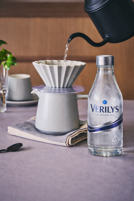 Pha cà phê pour-over với nước Verilys