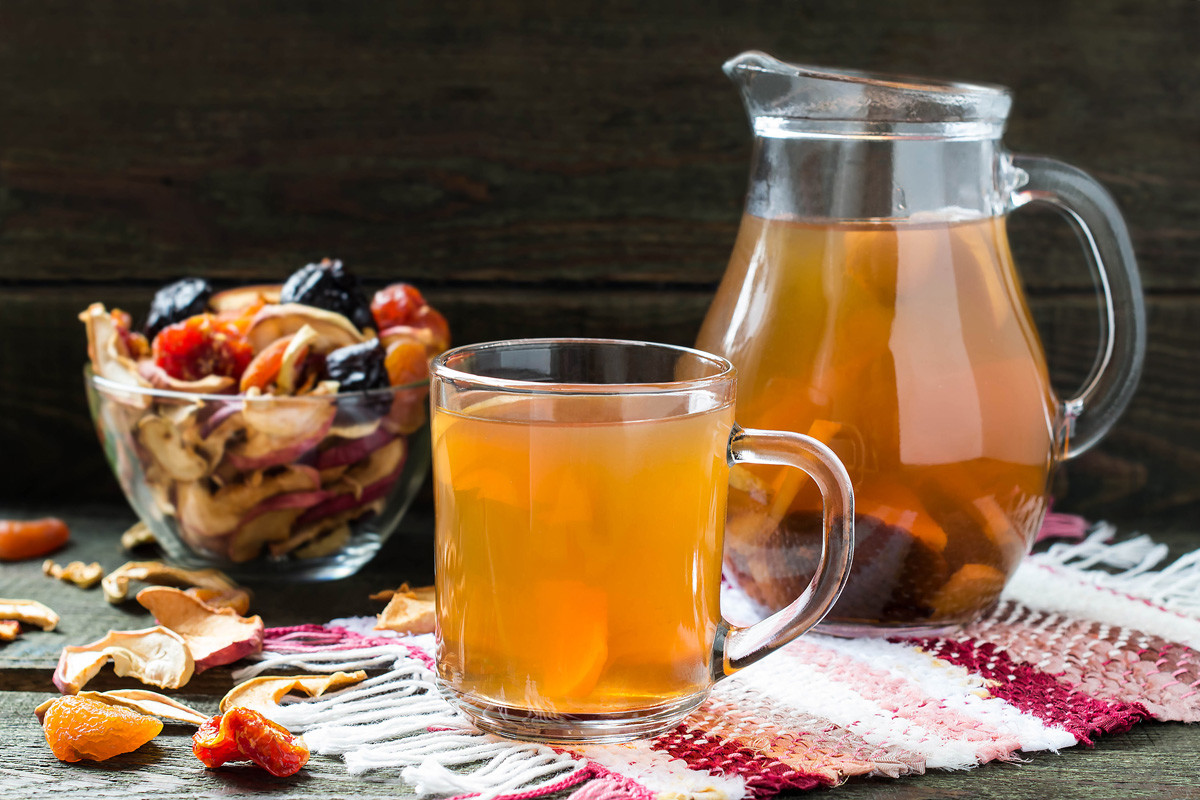 Image d'un verre de kompot avec sa carafe. Image d'un verre de kompot avec sa carafe.