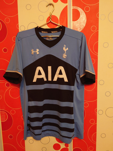 tottenham-15-away-tiny-hole1.jpg