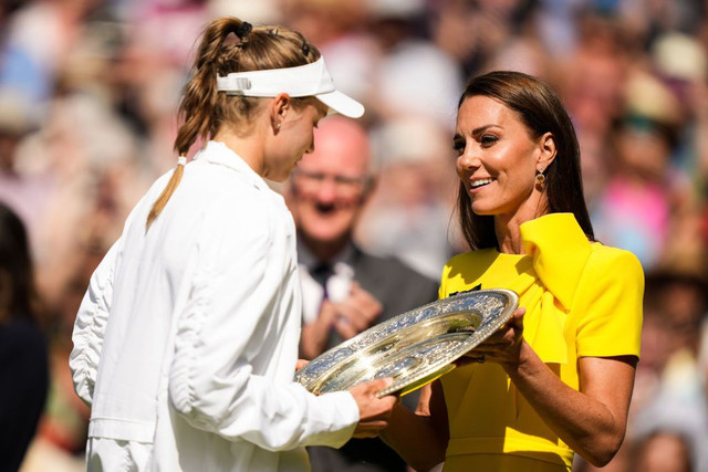 catherine-duchess-of-cambridge-gives-the