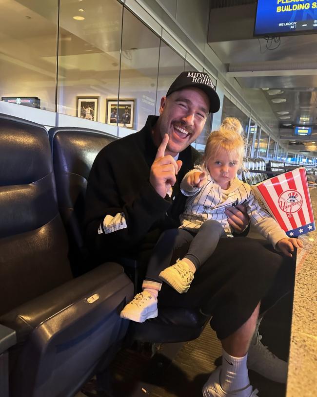 Dieter también incluyó una foto de su hija de 3 años, Gigi, sentada en el regazo de Travis Kelce.Dieter Gehrig/Instagram