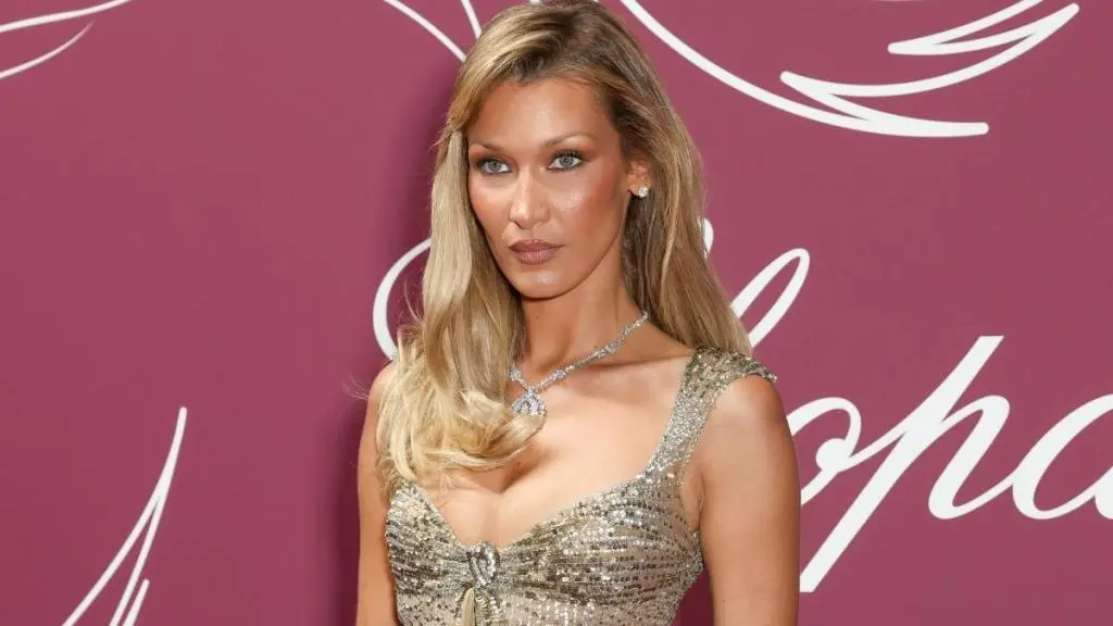 Bella Hadid se supe de soare pe barca franceză
