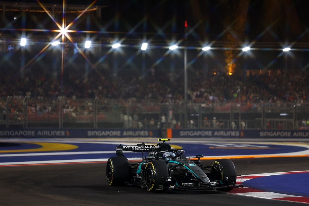 Andrea Kimi Antonelli al volante del monoplaza Mercedes de Fórmula 1 en el circuito de Singapur