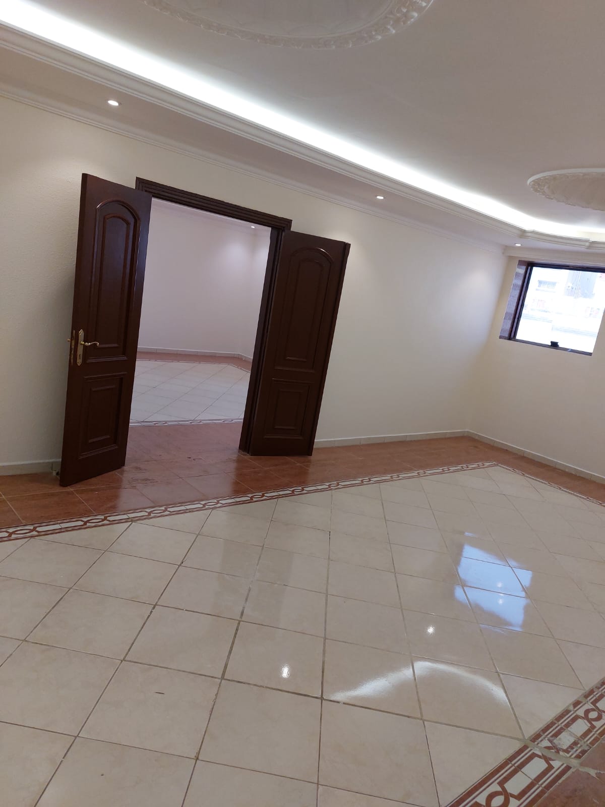 شقة ٥ غرف واسعة