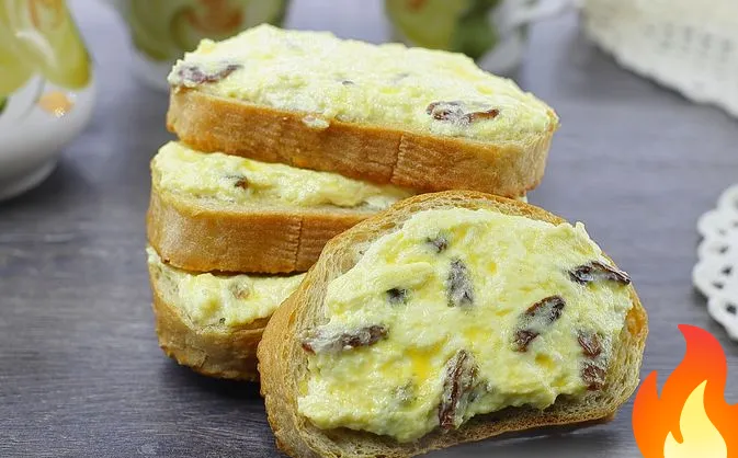 Постер Ленивые "ватрушки" из хлеба с творогом и изюмом