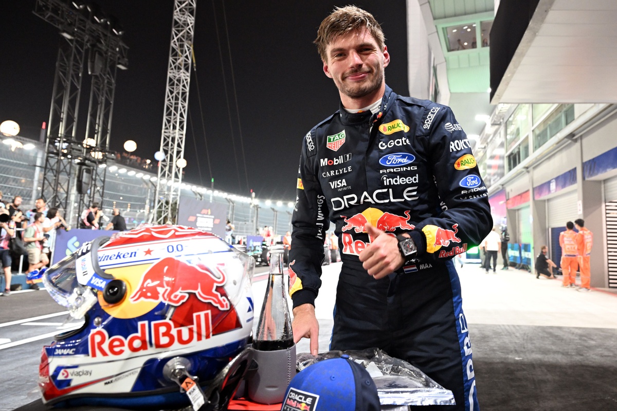 Max Verstappen conduce el monoplaza de Red Bull Racing en el circuito de Singapur