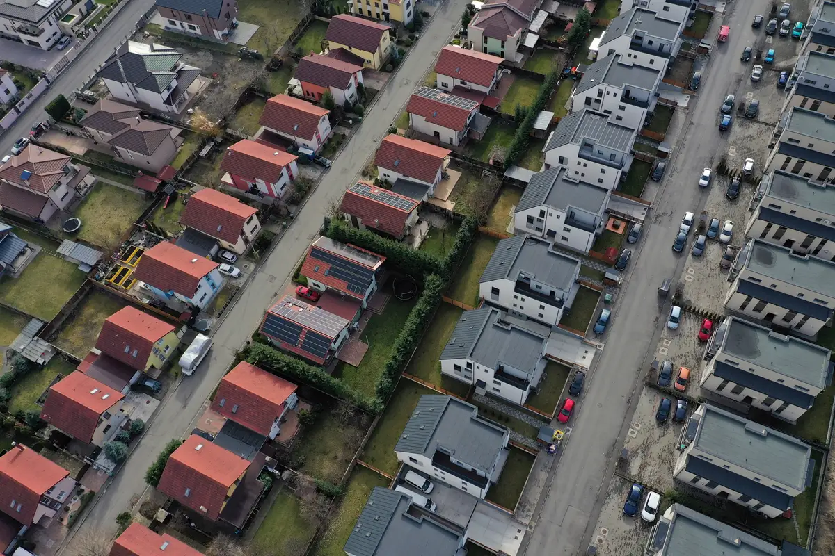 Frauda imobiliară de 16 milioane lei: Percheziții la un ansamblu rezidențial din Sectorul 5