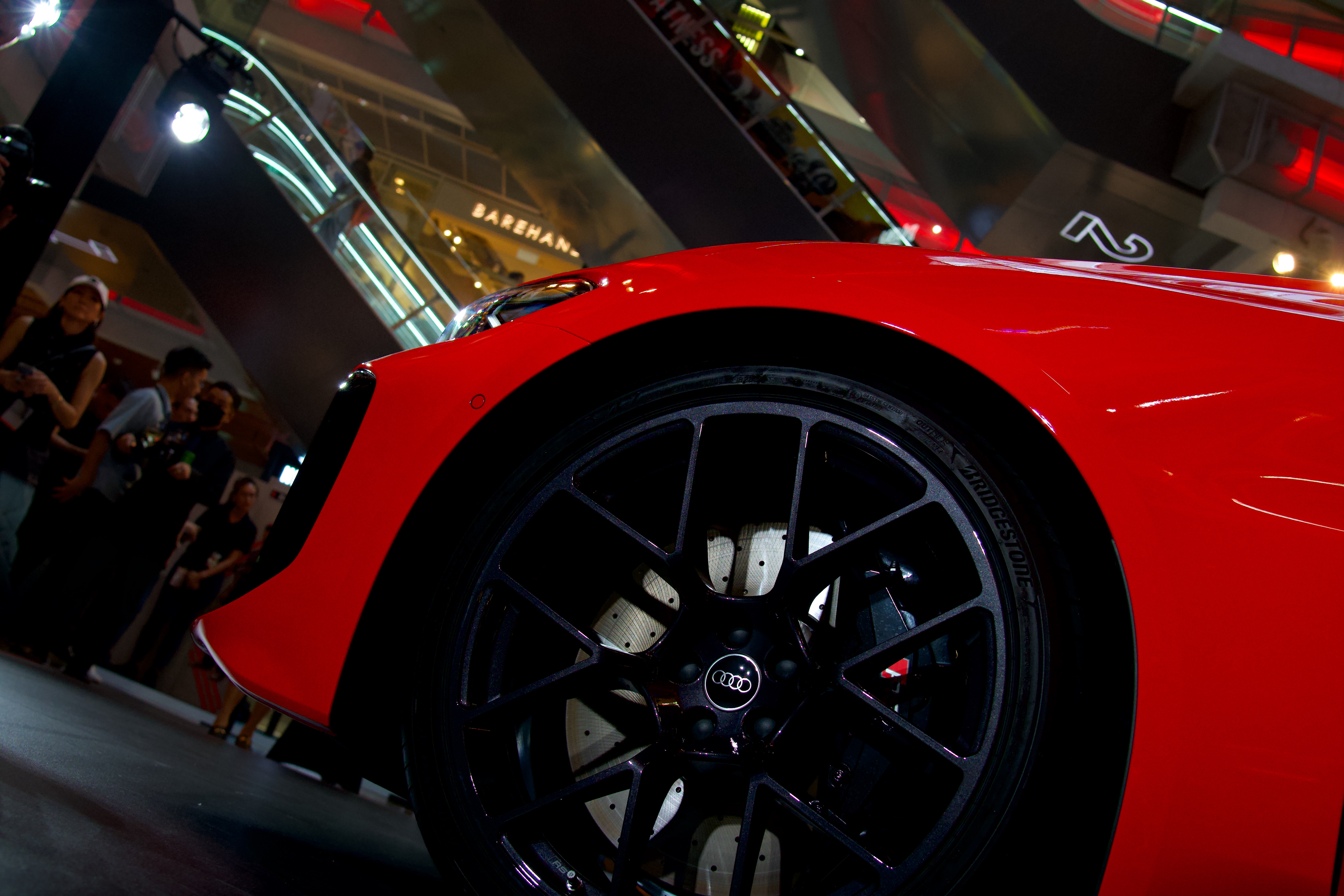 Audi RS 5 21-inch two-tone diamond-cut phantom black wheel