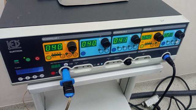 Marca LED modelo Surtron 
Cuenta con indicadores de estado 
Dos salidas monopolares 
Una salida bipolar 
Regulación e indicador digital de potencia 
Mezcla de bajo voltaje adecuado para procedimiento de endoscopia 
Incluye: 
Cable de alimentación polarizado con tierra física 
Placa desechable dividida 
Electrodo de hoja reutilizable
Lápiz reutilizable, Interruptor de pie doble a prueba de agua y explosión