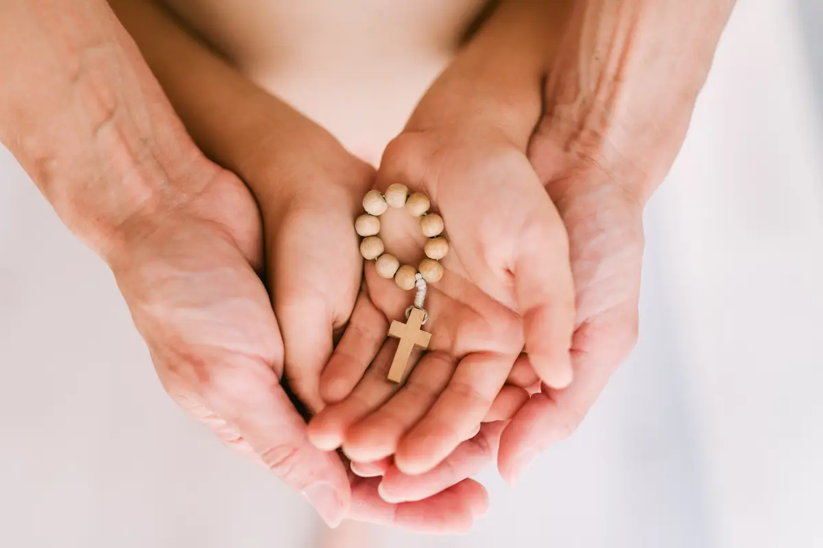 Rugăciunea părinților: Scut divin și ghid spiritual pentru ocrotirea copiilor