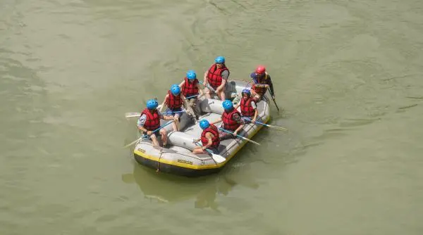 Turiștii din Roma evadează de caniculă prin rafting pe Tibru