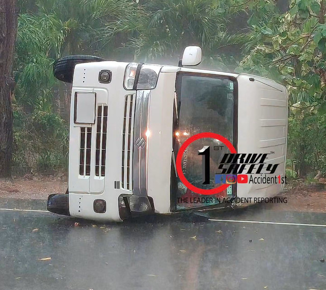 වෑන් රථයක් හබරණ - මරදන්කඩවල මාර්ගයේ හොරිවිල දී පැවති වර්ෂාව හේතුවෙන් මාර්ගයේ ලිස්සා ගොස් පෙරලීයයි