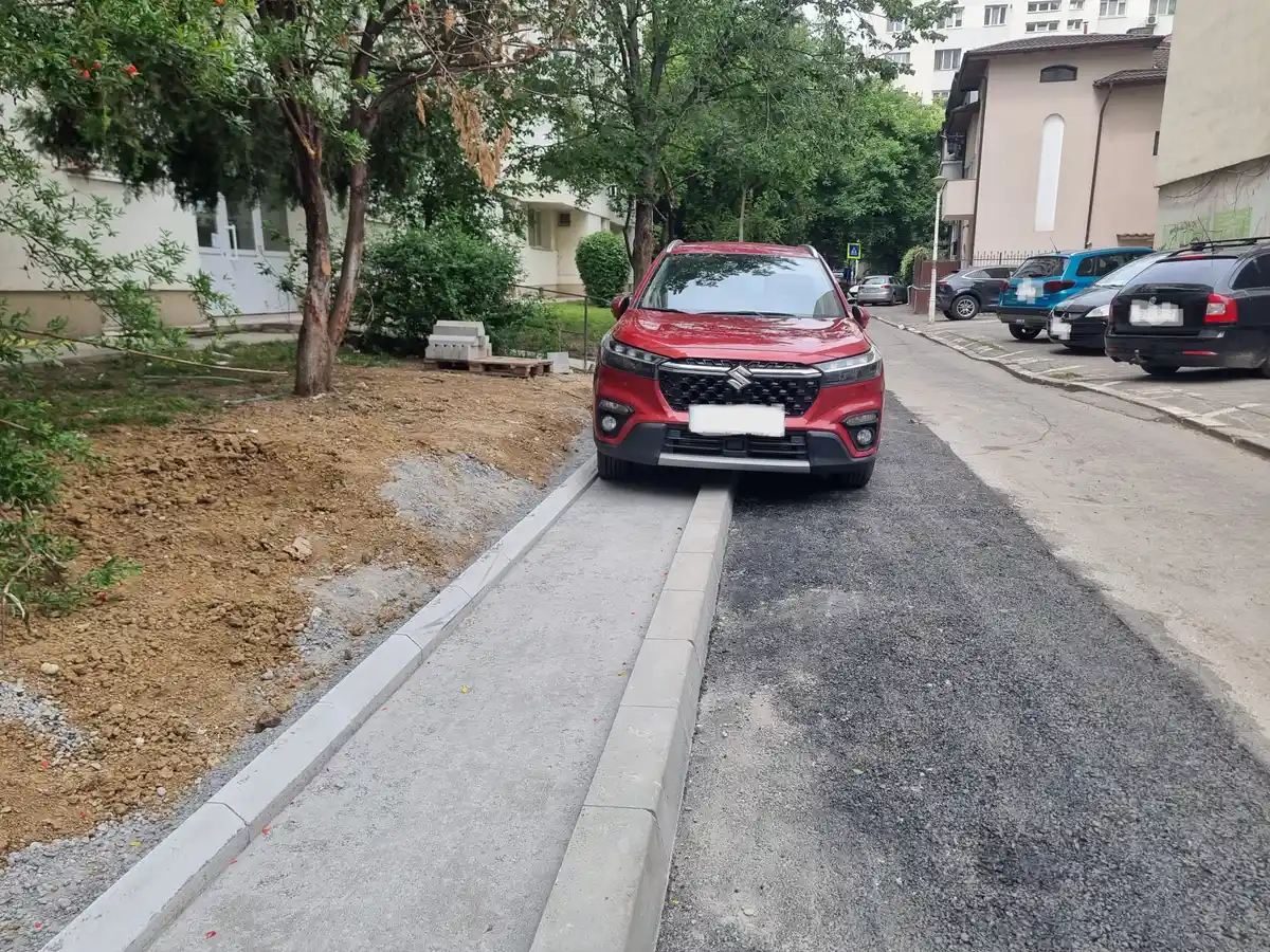 Trotuar Minuscul la Obor: Inaugurat cu un SUV și asfalt scufundat