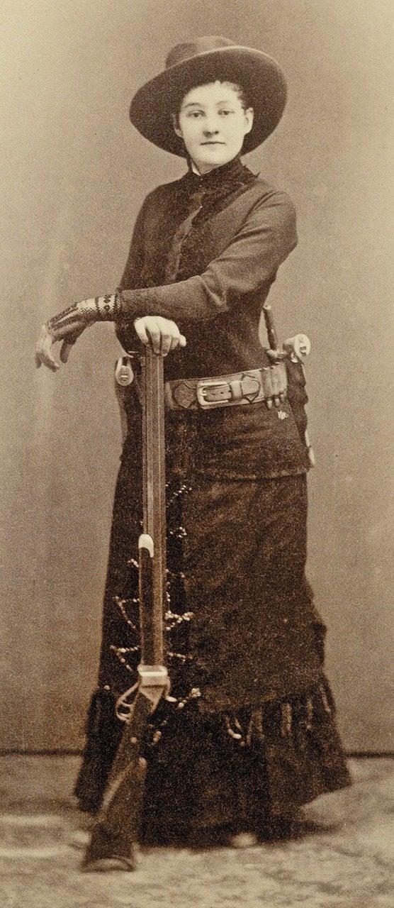 Frau mit Gewehr.jpg