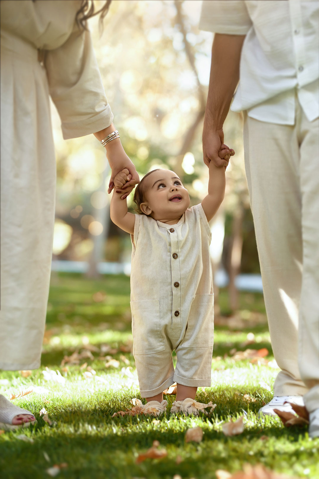 عکاسی کودک در مشهد با نور پس‌زمینه طبیعی - فضای باز نویسا